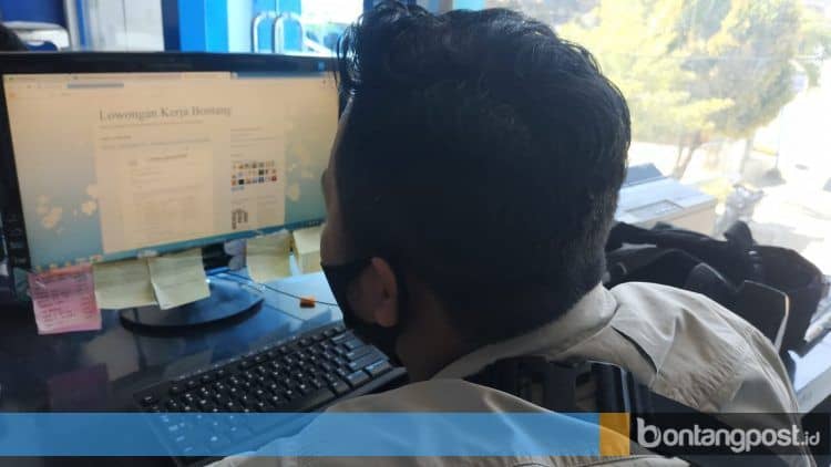 Salah satu cara melihat lowongan kerja di Bontang dapat melalui situs yang disediakan Disnaker Bontang. (Zaenul/Bontangpost.id)