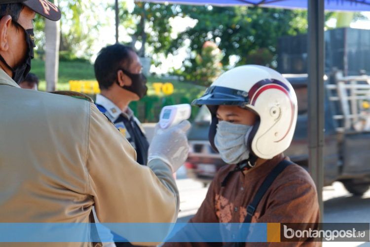 Petugas di pos jaga memeriksa pengendara yang ingin masuk ke Bontang. (dok Kaltim Post).