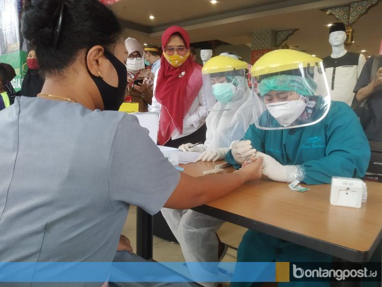 Wali kota Bontang, Neni Moerniaeni ikut meninjau tes cepat massal di kawasan Ramayana. (Fitri Wahyuningsih/Bontangpost.id.)