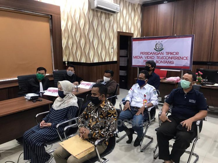 Jaksa Penuntut Umum (JPU) menghadirkan sejumlah saksi yang terlibat pengaturan peminjaman perusahaan terkait proyek fiktif Perusda AUJ dalam sidang dengan terpidana Dandi Priyo Anggono. (Dok KP)