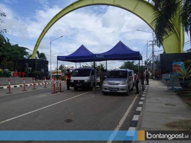 Warga yang akan masuk ke Bontang melalui pemeriksaan yang ketat di Tugu Selamat Datang. (Fitri/Bontangpost.id)