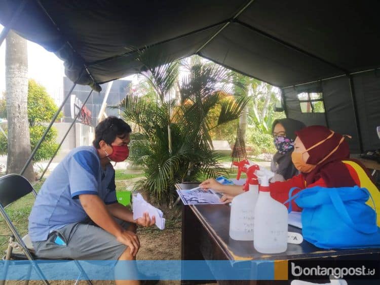 Tim Diskes Bontang memberi pengarahan kepada pendatang yang masuk Bontang. (Fitri/Bontangpost.id)