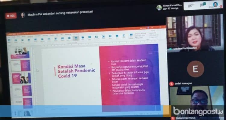 Pakar Ilmu Komunikasi dan Public Relations, Maulina Pia Wulandari saat memaparkan presentasinya di webinar. (for Bontangpost.id)