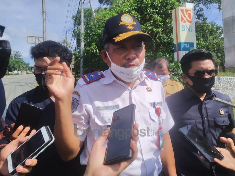 Kadishub Bontang, Kamilan, memaparkan rencana perubahan rekayasa lalu lintas di simpang 3 Letjen S Parman. (Fitri Wahyuningsih/Bontangpost.id)