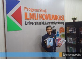 Nurudin menunjukkan kesepuluh buku karya mahasiswa. (UMM for Bontangpost.id)