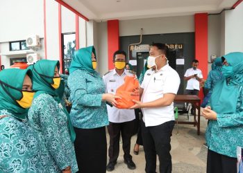 Peduli Korban Kebakaran Kampung Jawa, PKK Tanjung Laut Indah Salurkan Bantuan Kemanusiaan