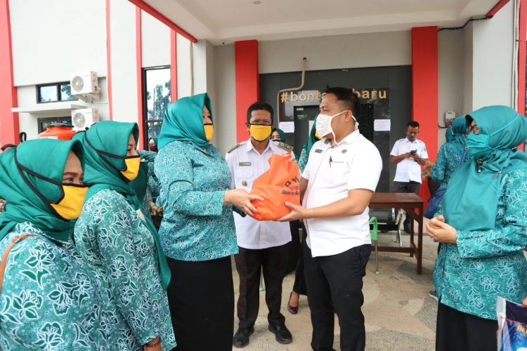 Ketua PKK Tanjung Laut Indah, Heryani Fahmy (tiga dari kiri) menyalurkan bantuan secara simbolis kepada Lurah Bontang Baru, Bagus Susanto. (Fitri Wahyuningsih/Bontangpost.id)