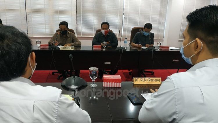 Komisi III DPRD Bontang melakukan RDP dengan PLN dan Dinas Perumahan, Kawasan Permukiman dan Pertanahan untuk percepatan penerangan jalan di Teluk Kadere. (Zaenul/bontangpost.id)