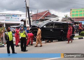 Main Ponsel Saat Berkendara, Mobil Hantam Tiang Listrik
