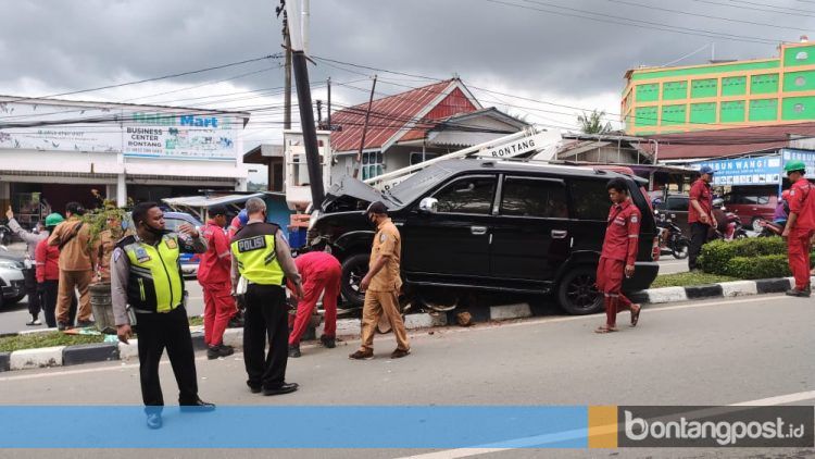 Mobil dengan nomor kendaraan KT 1149 RL menabrak tiang listrik dalam kecelakaan tunggal di Jalan Bhayangkara, Senin (8/6/2020). (Nasrullah/Bontangpost.id)