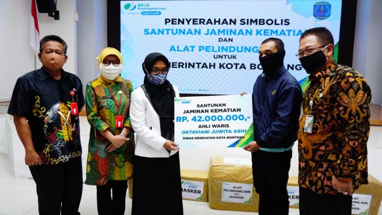 Penyerahan santunan Jaminan Kematian secara simbolis kepada ahli waris dari BPJAMSOSTEK Bontang dan Pemkot Bontang. (Asad Prokopim for bontangpost.id)