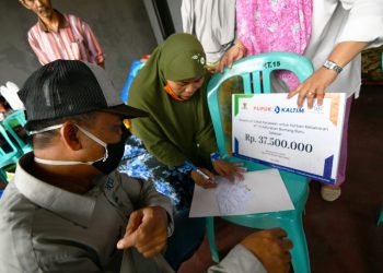 Respons Cepat UPZ Pupuk Kaltim, Salurkan Bantuan bagi Korban Kebakaran Kampung Jawa
