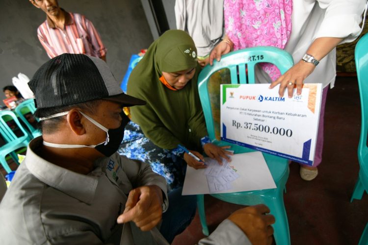 Pemberian bantuan langsung kepada para korban kebakaran di Kampung Jawa. (Humas Pupuk Kaltim)