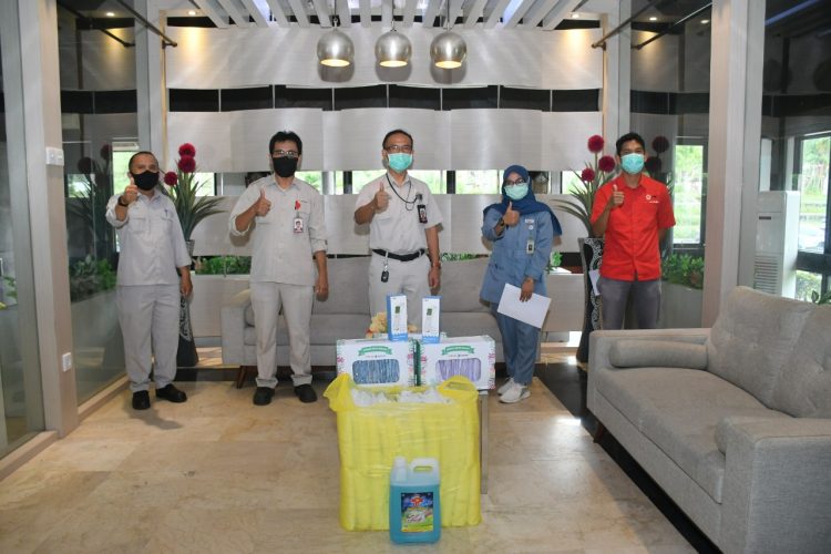 Penyerahan bantuan secara simbolis kepada perwakilan RSIB Yabis serta PMI Kota Bontang. (Humas Pupuk Kaltim)