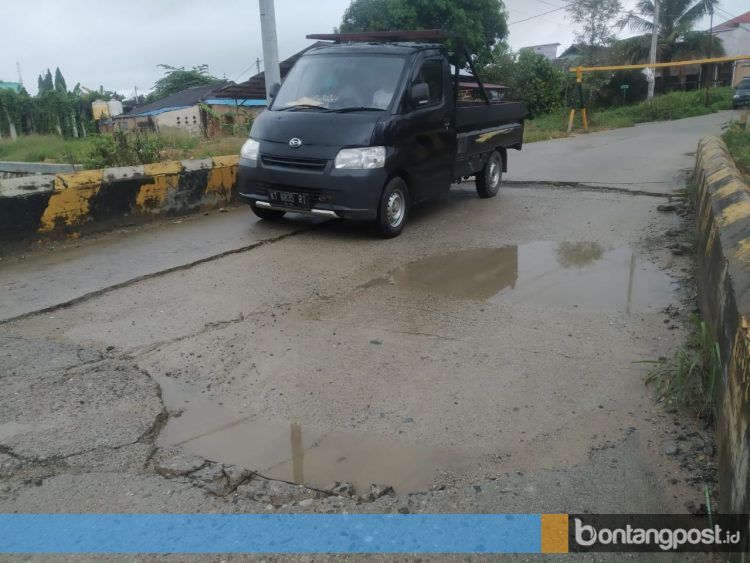 Sejak simpang RSUD Taman Husada ditutup, Jalan Pontianak, Gunung Telihan ini ramai dilintasi termasuk kendaraan berat. (Fitri/Bontangpost.id)
