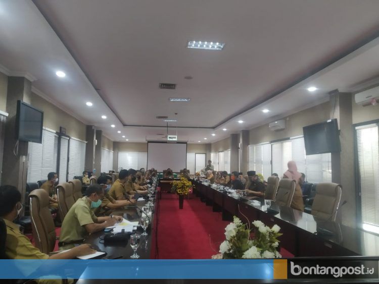 Suasana rapat evaluasi BLT tahap kedua di Sekretariat DPRD Bontang, Selasa (9/6/2020) kemarin. (Fitri Wahyuningsih/bontangpost.id)