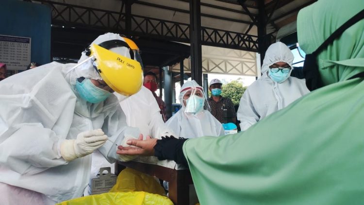 Seorang warga mengikuti tes cepat yang digelar di Terminal Bus Bontang, Kamis (4/6/2020). (Nasrullah/Bontangpost.id)