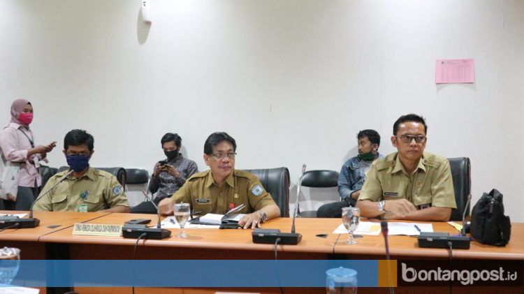 Kadispopar Bontang, Bambang Cipto Mulyono (Tengah). (Fitri Wahyuningsih/bontangpost.id)