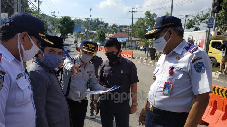 Ketua DPRD Bontang Andi Faizal Sofyan Hasdam (dua kanan) dan Wakil Ketua DPRD Bontang Agus Haris (dua kiri) menyimak penjelasan dari Dishub Bontang. (Zaenul/Bontangpost.id)