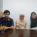 Tiga inisiator Ruang Kita: Rachman Ramadhan (Tiga dari kanan), Zalwa Nur (Tengah), Wahyu Idris (Kanan). (Fitri Wahyuningsih/Bontangpost.id)