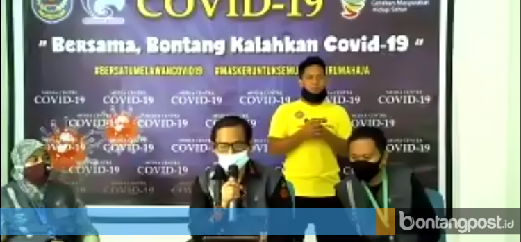 Kadiskes Bontang, Bahauddin (tengah) melakukan konferensi pers perkembangan Covid-19 Bontang. (Zulfikar/Bontangpost.id)