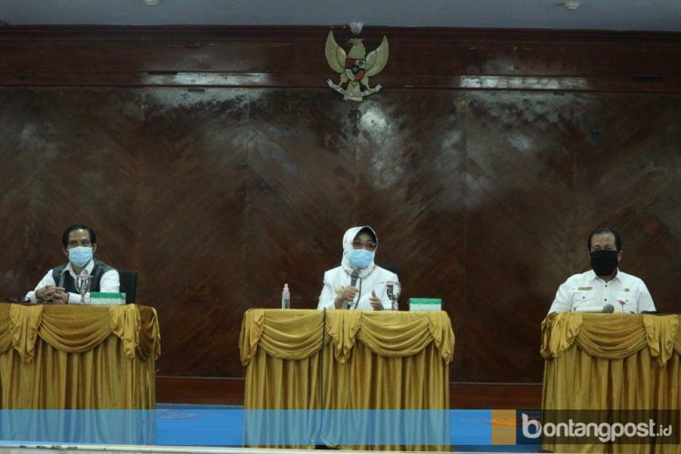 Wali Kota Bontang, Neni Moerniaeni (Tengah) membuka acara Sosialisasi Protokol Kesehatan bagi Pengelola kafe dan rumah makan se-Bontang. (Fitri/Bontangpost.id)