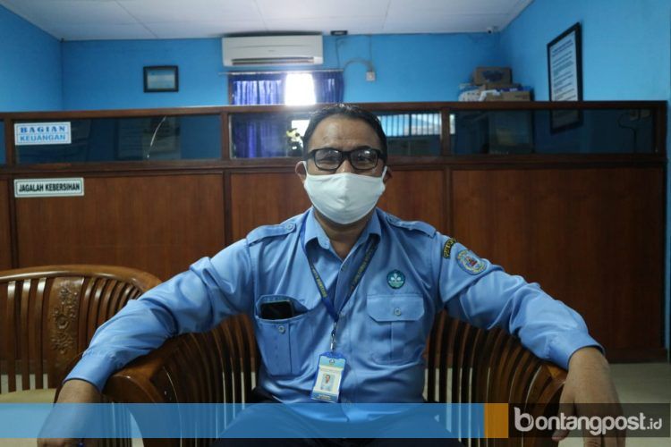 Manager Administrasi Umum Perumda Tirta Taman, Dadi Gunawan kala disambangi Bontangpost.id di kantornya, Selasa (23/6/2020) siang. (Fitri/Bontangpost.id)