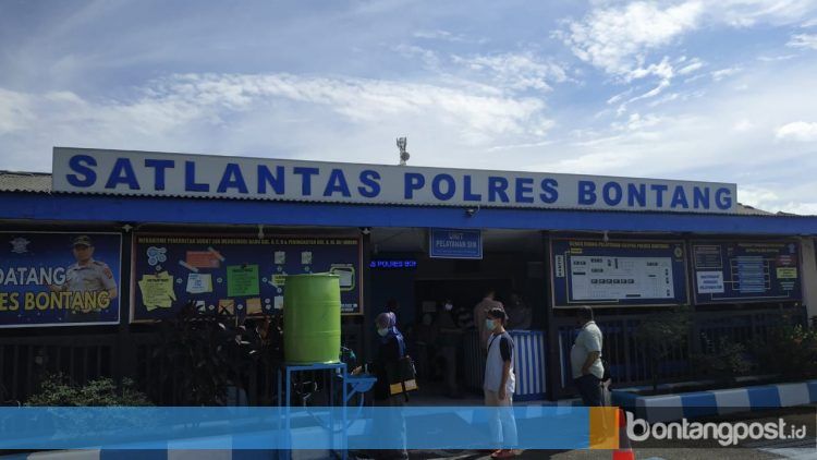 Pelayanan SIM di Satlantas Polres Bontang kembali diserbu warga yang ingin mengurus baru atau perpanjangan, Selasa (2/6/2020). (Zaenul/Bontangpost.id)