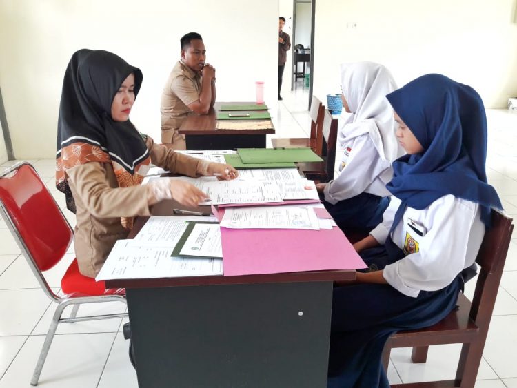 Suasana tatap muka antara panitia PPDB dengan calon peserta didik baru tahun lalu. Kini, prosesnya bersifat online. (Dok/KP)