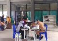 Petugas operator di SMPN 2 Bontang melayani orangtua calon siswa baru yang kesulitan dalam pendaftaran secara online. (Dok/KP)