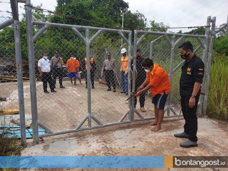 Polsek Marangkayu menggelar rekonstruksi pencurian di Laydown Power Plant Desa Santan Ilir, Rabu (10/6/2020). (Polsek Marangkayu for Bontangpost.id)