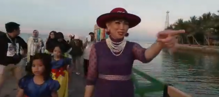 Tangkapan layar rombongan istri Ketua DPD Golkar Rudi Mas'ud saat liburan di Pulau Beras Basah.