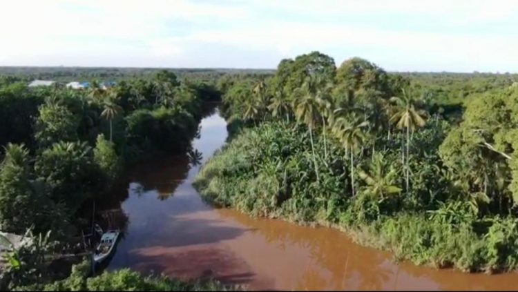 Kondisi air di Sungai Santan berubah keruh diduga akibat kehadiran perusahaan tambang sejak 1997 lalu. (Jatam Kaltim for Bontangpost.id)