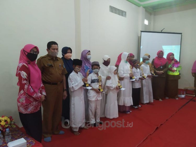 Penganugerahan program Tahfiz Alquran di SDN 004 Bontang Barat. (Fitri Wahyuningsih/bontangpost.id)