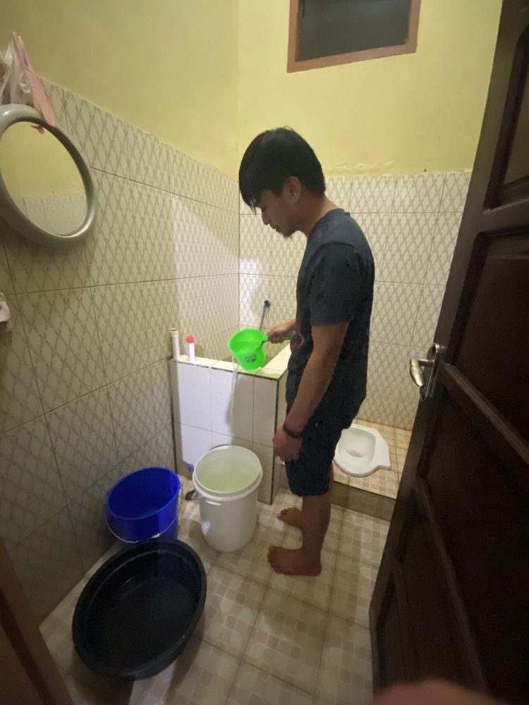 Warga RT 01, Kelurahan Kanaan Matius Jaya siaga menghadapi penyetopan sementara distribusi air dengan menampung air di sejumlah tempat. (Adiel Kundhara/KP)