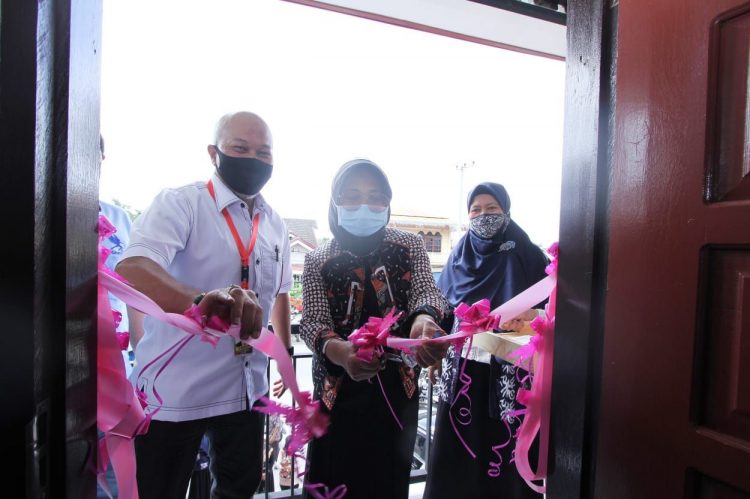 Manager CSR Pupuk Kaltim, Fakhri Husaini (kiri) menggunting pita tanda peresmian gedung baru LPK Suvi Training bersama Wali Kota Bontang Neni Moerniaeni. (Humas Pupuk Kaltim)