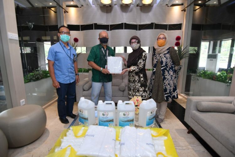 Manager CSR Pupuk Kaltim (dua kiri) menyerahkan bantuan APD kepada Sekkot Bontang Aji Erlynawati (dua kanan). (Humas Pupuk Kaltim)