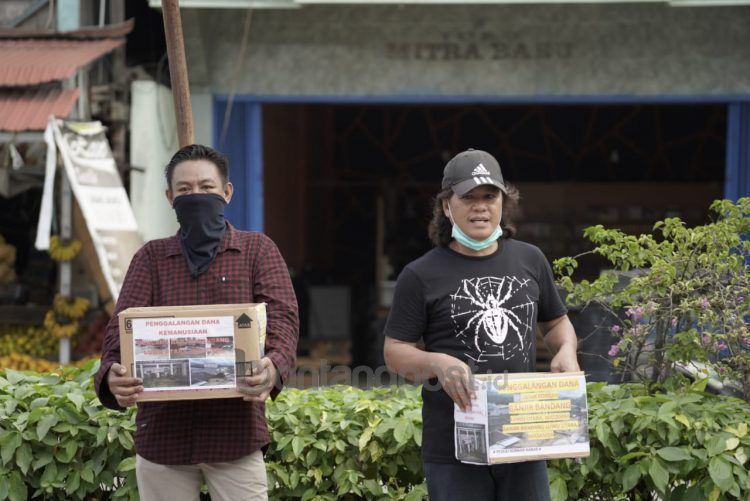 Anggota Komisi II DPRD Bontang, Nursalam turut terlibat dalam galang dana bagi korban banjir. (FJB for bontangpost.id)