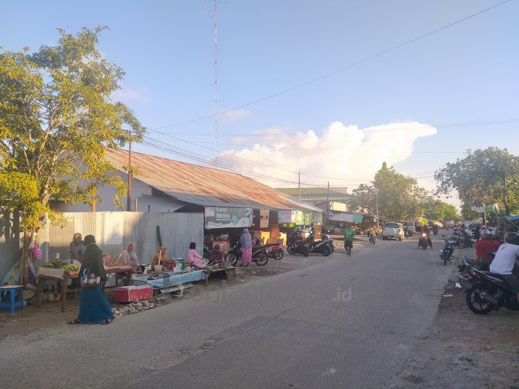 Pedagang tetap menggelar lapak di tepi Jalan KS Tubun meskipun itu melanggar Perda 7/2012. (Adiel Kundhara/KP)