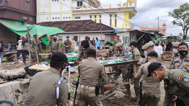 Sejumlah perlengkapan berjualan pedagang di Jalan KS Tubun diambil petugas karena nekat berjualan di tempat terlarang yakni atas trotoar. (Nasrullah/Bontangpost.id)