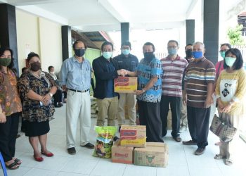 Peduli Dampak Covid-19, Pupuk Kaltim Salurkan 76 Paket Sembako bagi Pendeta dan Pembina Rohani BKAG Bontang