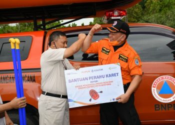 Dukung Penanganan Banjir, Pupuk Kaltim Bantu Satu Unit Perahu Karet ke BPBD Bontang