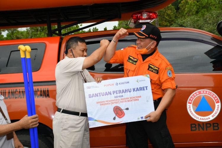 Pemberian satu unit perahu karet secara simbolis oleh GM Umum Pupuk Kaltim, Nur Sahid (kiri) kepada Kepala BPBD, Ahmad Yani. (Humas Pupuk Kaltim)
