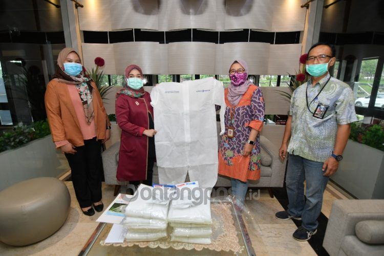 Penyerahan baju hazmat oleh Plt Superintendent Bina Lingkungan dan Kemitraan Departemen CSR Pupuk Kaltim, Cantri Winarti (dua dari kanan) kepada Direktur RS Amalia, Yuniarti Arbain. (Humas Pupuk Kaltim)