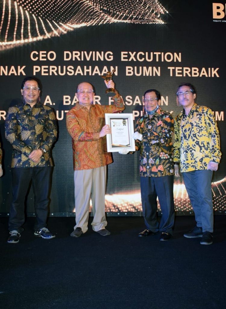 Direktur Utama Pupuk Kaltim, Bakir Pasaman (dua dari kiri) saat menerima langsung penghargaan 9th Anugerah BUMN 2020. (Humas Pupuk Kaltim)