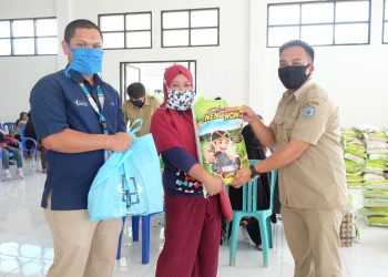 UPZ Pupuk Kaltim Salurkan BLT Tahap Ketiga bagi Ratusan Warga Terdampak Covid-19 di Guntung