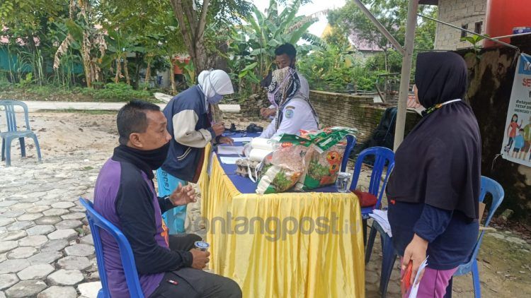 Warga mengambil BLT jilid ketiga di Kelurahan Api-Api, kemarin. (Adiel Kundhara/KP)