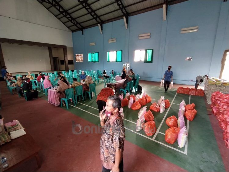 Warga penerima BLT jilid ketiga mengambil uang tunai dan sembako di masing-masing kelurahan. (Adiel Kundhara/KP)