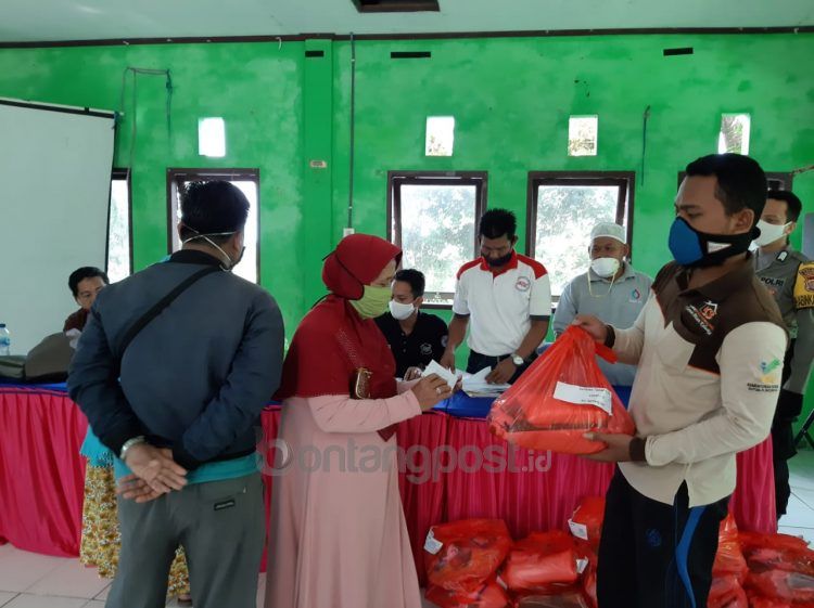 Petugas di Kelurahan Bontang Lestari melakukan persiapan penyaluran BLT. (Adiel Kundhara/KP)