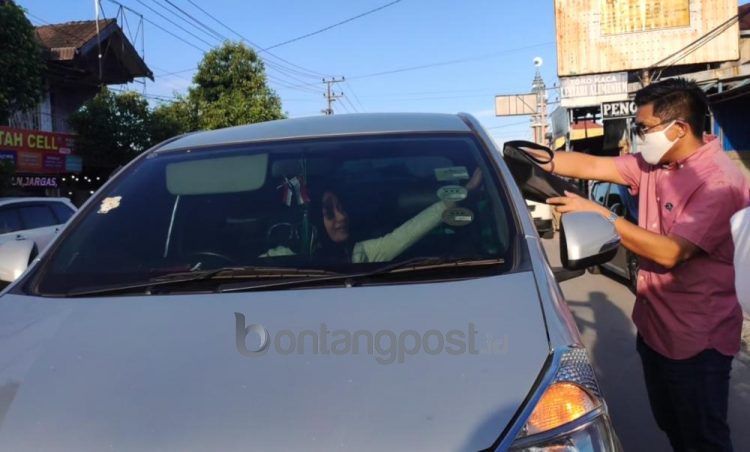 Ketua DPRD Bontang, Andi Faizal Sofyan Hasdam saat meminta sumbangan dari pengendara. (Nasrullah/Bontangpost.id)